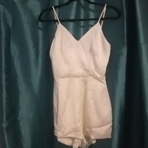 🎯🎯NWOT Bone white Satin  romper🎯🎯